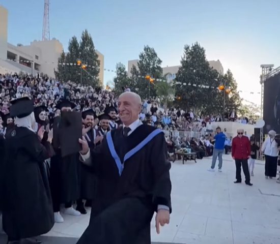 في مشهد لافت.. أستاذ بجامعة النجاح يشارك طلبته فرحة التخرج ويتصدر مواقع التواصل