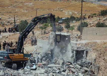 الاحتلال يخطر بهدم مدرسة ومنازل ومزارع في مسافر يطا