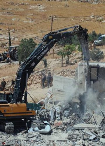 الاحتلال يخطر بهدم مدرسة ومنازل ومزارع في مسافر يطا