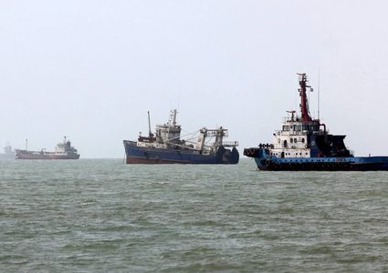 الجيش الأميركي يعلن إطلاق النار على سفينة حاولت خرق حصار الموانئ الإيرانية