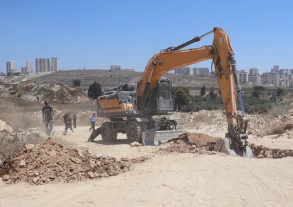إغلاق مكب نفايات عشوائي في قلنديا بعد تهريب نفايات إسرائيلية إليه