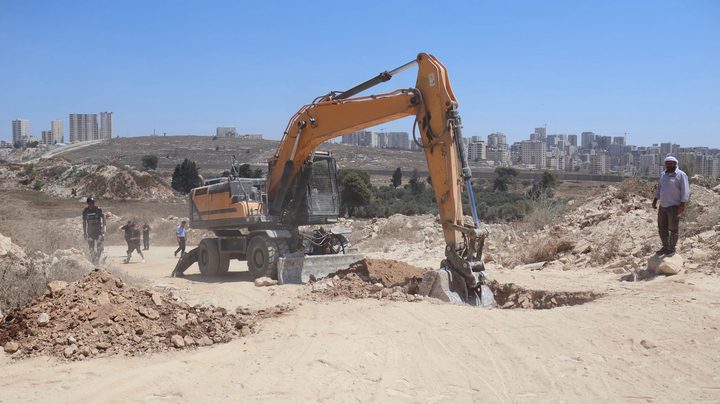 إغلاق مكب نفايات عشوائي في قلنديا بعد تهريب نفايات إسرائيلية إليه