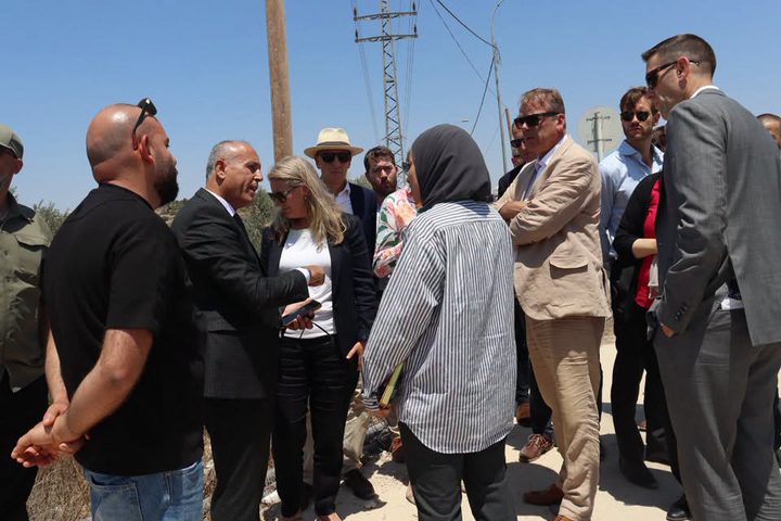 محافظ جنين يُطلع وفداً دبلوماسياً أجنبياً على واقع المحافظة وانتهاكات الاحتلال