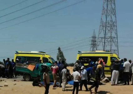 18 قتيلا غالبيتهم أطفال في اصطدام شاحنتي نقل عمال في مصر