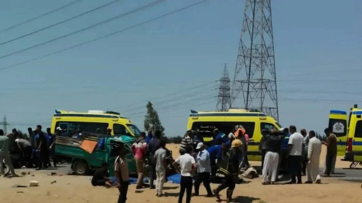 18 قتيلا غالبيتهم أطفال في اصطدام شاحنتي نقل عمال في مصر