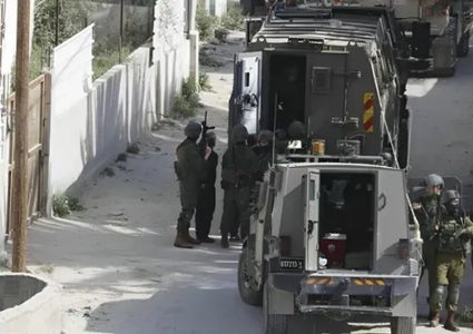 القدس: الاحتلال يقتحم مخيم قلنديا ويخطر بهدم منشآت ومبانٍ