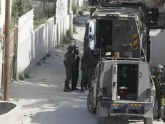 القدس: الاحتلال يقتحم مخيم قلنديا ويخطر بهدم منشآت ومبانٍ
