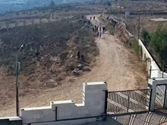مستوطنون يحاصرون منزلًا ويخربون طرقًا في قصرة جنوب نابلس