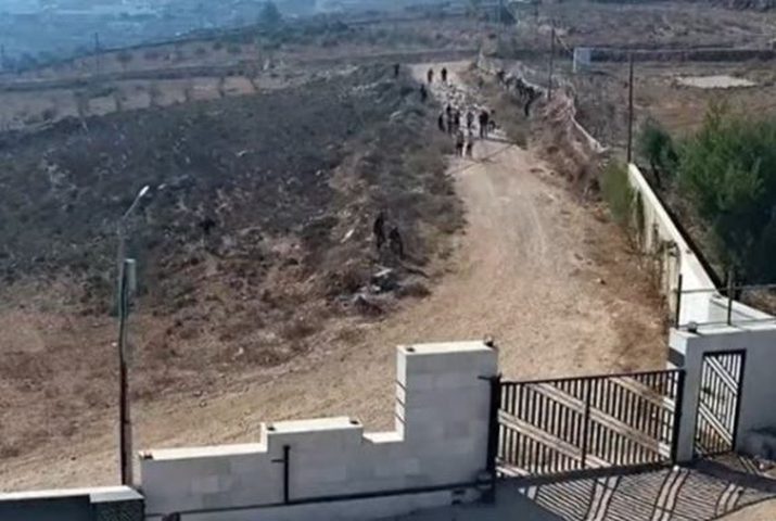 مستوطنون يحاصرون منزلًا ويخربون طرقًا في قصرة جنوب نابلس