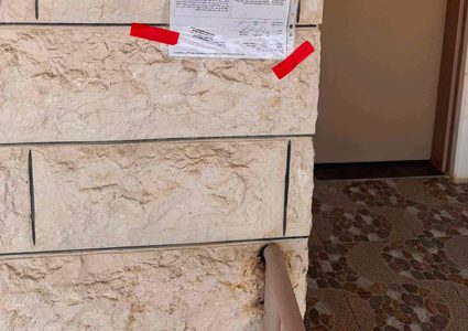 عائلة في مخيم الجلزون شمال رام الله تُخلي منزلها تمهيدا لهدمه من الاحتلال