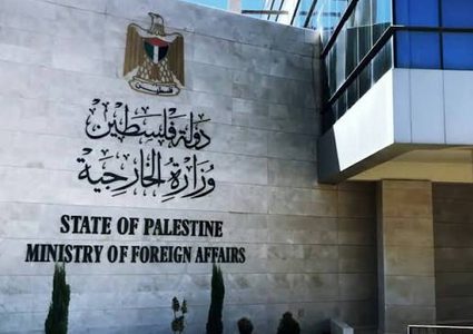 الخارجية تدين انتهاكات المستوطنين وتصعيدهم بحق العائدين إلى غزة
