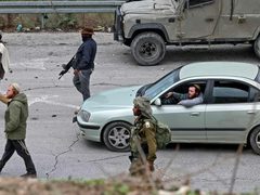 مستوطنون يهاجمون مركبة ويصيبون ثلاثة مواطنين بينهم طفلة جنوب غرب جنين