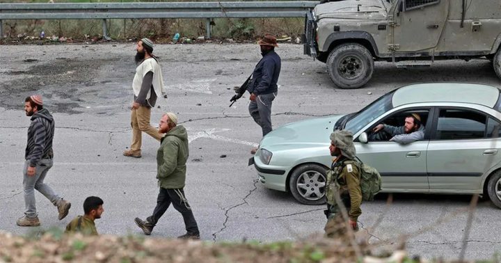 مستوطنون يهاجمون مركبة ويصيبون ثلاثة مواطنين بينهم طفلة جنوب غرب جنين