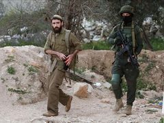 مستوطنون يفككون سياجا معدنيا من أرض زراعية في الطيبة شمال شرق رام الله
