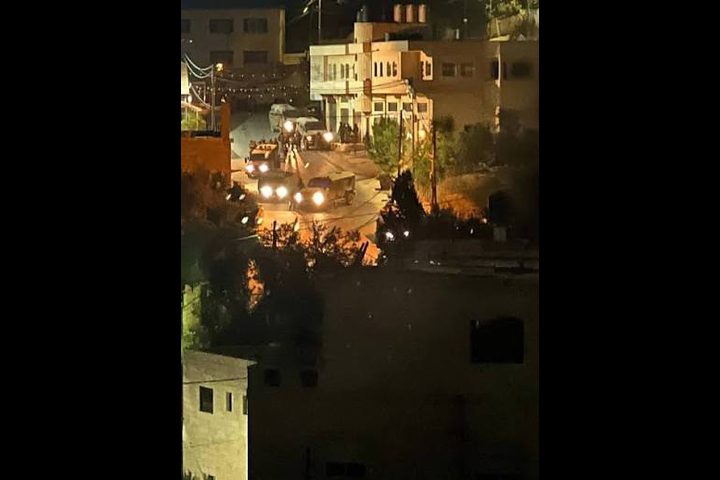 الاحتلال يداهم منازل المواطنين في المزرعة الغربية شمال غرب رام الله
