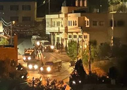 الاحتلال يداهم منازل المواطنين في المزرعة الغربية شمال غرب رام الله