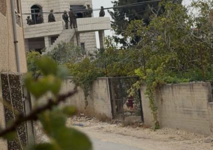 الاحتلال يمنع متضامين من الوصول إلى المنازل المحاصرة في قصرة