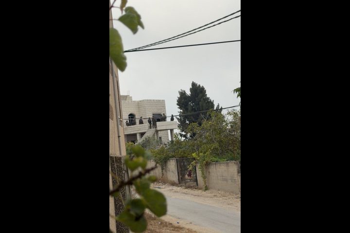 الاحتلال يمنع متضامين من الوصول إلى المنازل المحاصرة في قصرة