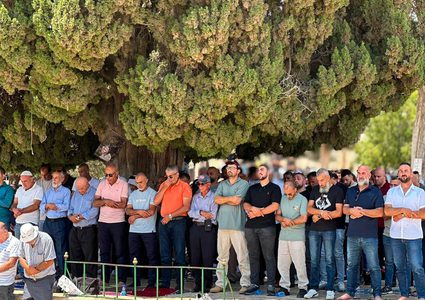 70 ألفا يؤدون الجمعة في المسجد الأقصى رغم إجراءات الاحتلال