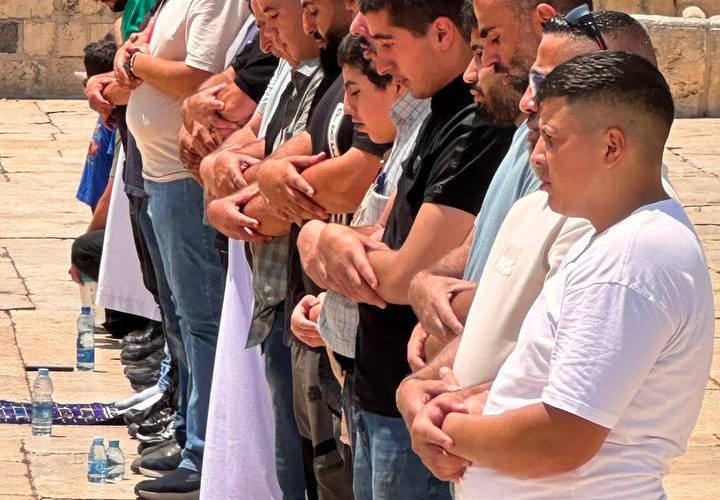 70 ألفا يؤدون الجمعة في المسجد الأقصى رغم إجراءات الاحتلال