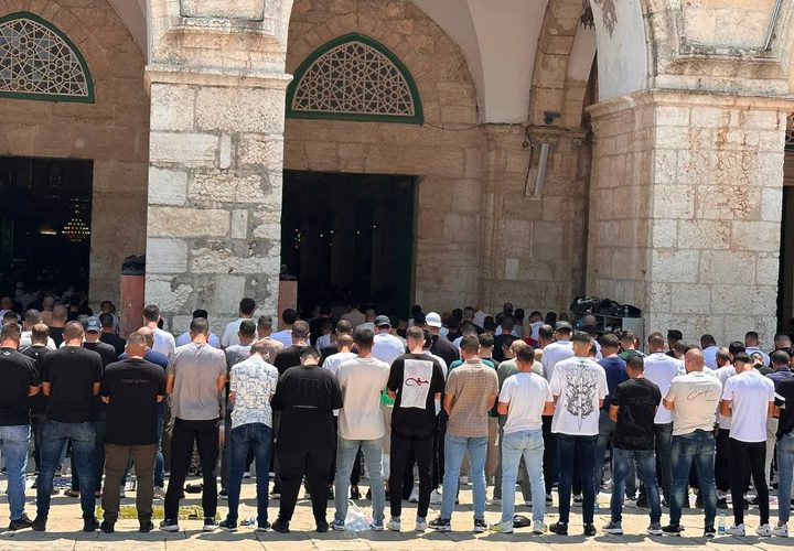 70 ألفا يؤدون الجمعة في المسجد الأقصى رغم إجراءات الاحتلال