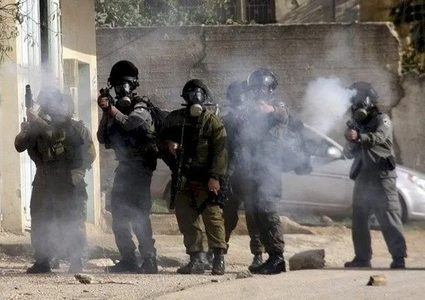 إصابات بالاختناق خلال اقتحام الاحتلال قرية المغير عقب هجوم للمستوطنين الإرهابيين