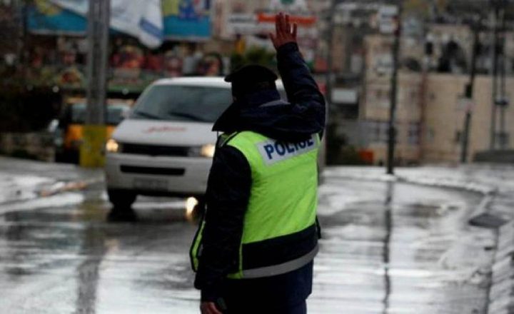 الشرطة تحذر السائقين من مخاطر القيادة أثناء هطول الأمطار