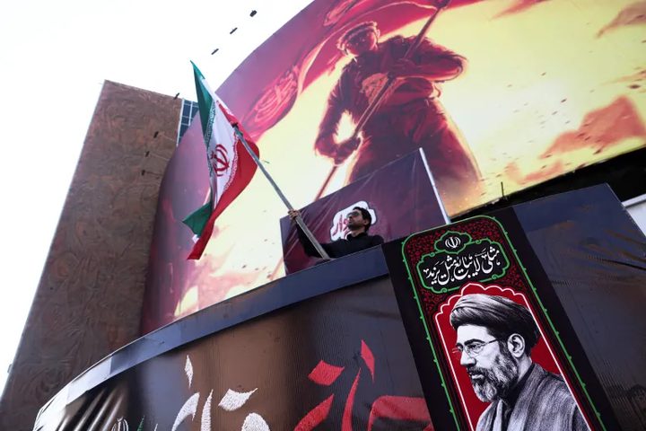 إيران توقف دبلوماسيين فرنسيين في "اجتماع سري" وتتهمهما بالتدخل في شؤونها