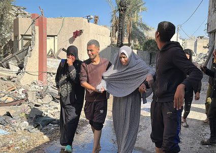إصابة مواطنين بقصف للاحتلال استهدف شقة سكنية في مخيم النصيرات