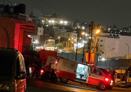 مستوطنون يحتجزون مواطنين في بيت أمرين والاحتلال يمنع الإسعاف من الوصول
