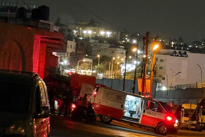مستوطنون يحتجزون مواطنين في بيت أمرين والاحتلال يمنع الإسعاف من الوصول