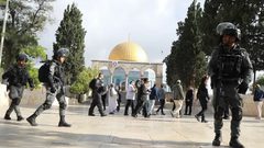 مستوطنون يقتحمون المسجد الأقصى بحماية شرطة الاحتلال