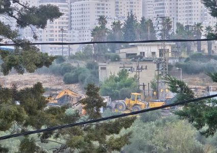 الاحتلال يهدم منزلًا من طابقين في قلنديا شمال القدس