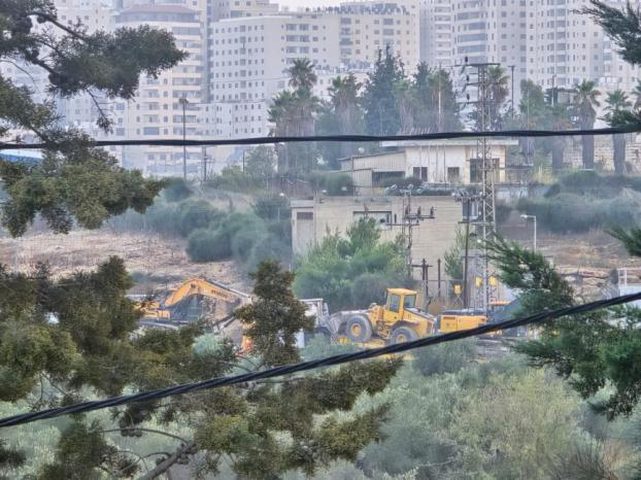 الاحتلال يهدم منزلًا من طابقين في قلنديا شمال القدس