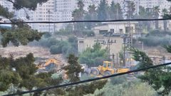الاحتلال يهدم منزلًا من طابقين في قلنديا شمال القدس