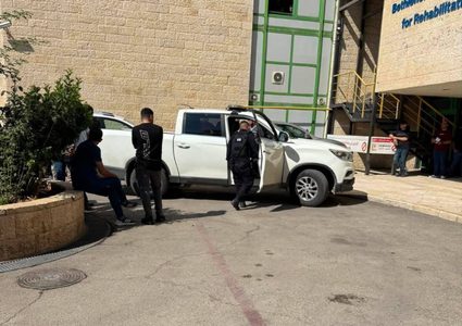 قوات الاحتلال تقتحم محيط مستشفى جمعية بيت لحم العربية للتأهيل، وتحتجز مركبة للشرطة الفلسطينية وتصادر سلاحًا، عقب اعتقال شرطيين.