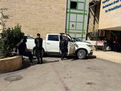 قوات الاحتلال تقتحم محيط مستشفى جمعية بيت لحم العربية للتأهيل، وتحتجز مركبة للشرطة الفلسطينية وتصادر سلاحًا، عقب اعتقال شرطيين.