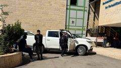 قوات الاحتلال تقتحم محيط مستشفى جمعية بيت لحم العربية للتأهيل، وتحتجز مركبة للشرطة الفلسطينية وتصادر سلاحًا، عقب اعتقال شرطيين.