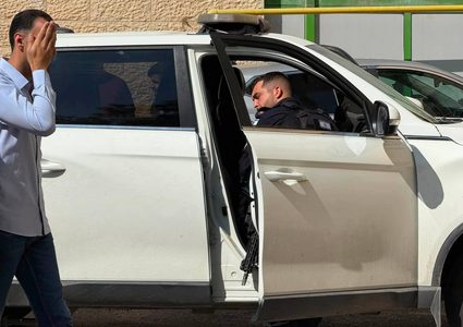 قوات الاحتلال تقتحم محيط مستشفى جمعية بيت لحم العربية للتأهيل، وتحتجز مركبة للشرطة الفلسطينية وتصادر سلاحًا، عقب اعتقال شرطيين.