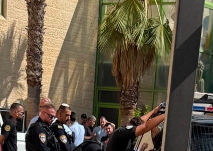 قوات الاحتلال تقتحم محيط مستشفى جمعية بيت لحم العربية للتأهيل، وتحتجز مركبة للشرطة الفلسطينية وتصادر سلاحًا، عقب اعتقال شرطيين.