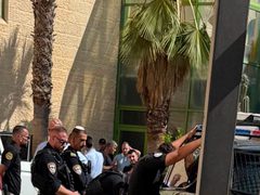 قوات الاحتلال تقتحم محيط مستشفى جمعية بيت لحم العربية للتأهيل، وتحتجز مركبة للشرطة الفلسطينية وتصادر سلاحًا، عقب اعتقال شرطيين.