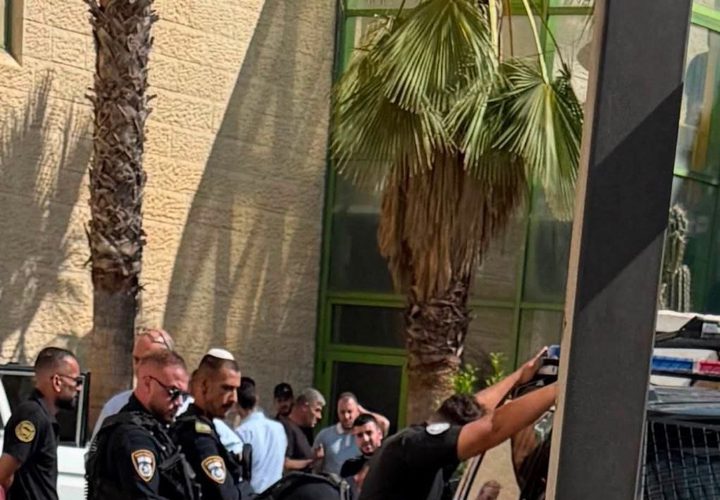 قوات الاحتلال تقتحم محيط مستشفى جمعية بيت لحم العربية للتأهيل، وتحتجز مركبة للشرطة الفلسطينية وتصادر سلاحًا، عقب اعتقال شرطيين.