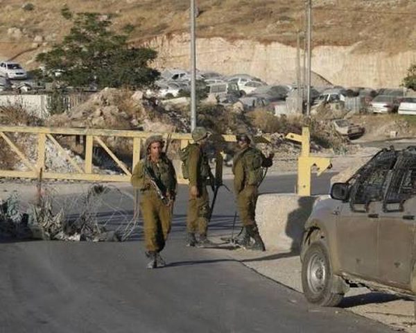 الاحتلال ينصب حاجزين عسكريين على مدخلي عابود والنبي صالح