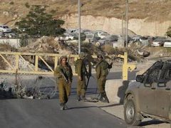 الاحتلال ينصب حاجزين عسكريين على مدخلي عابود والنبي صالح