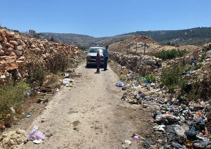 "جودة البيئة" تتابع إغلاق مكب عشوائي في بتير
