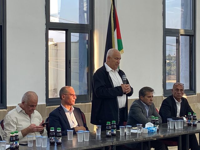 وزير الداخلية يعقد لقاءً في النبي صالح ويؤكد تعزيز السلم الأهلي وسيادة القانون