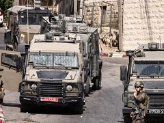 قوات الاحتلال تقتحم عقابا شمال طوباس وتداهم منازل مواطنين وأسرى محررين