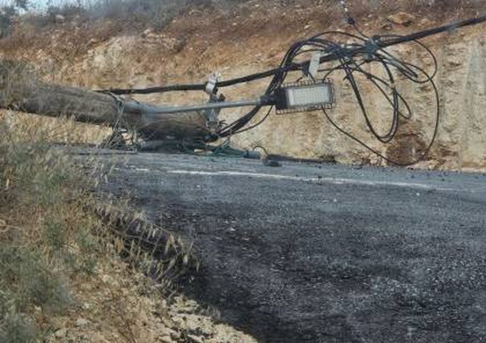 مستعمرون يقطعون أعمدة كهرباء عن منزل في بورين جنوب نابلس
