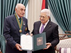 الرئيس محمود عباس يقلد منيب المصري "النجمة الكبرى" من وسام القدس