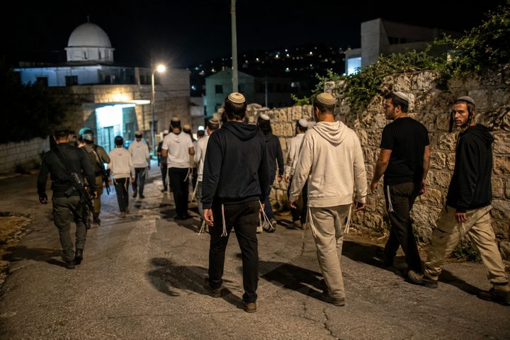 مستوطنون يقتحمون ديوانا في بيتا جنوب نابلس
